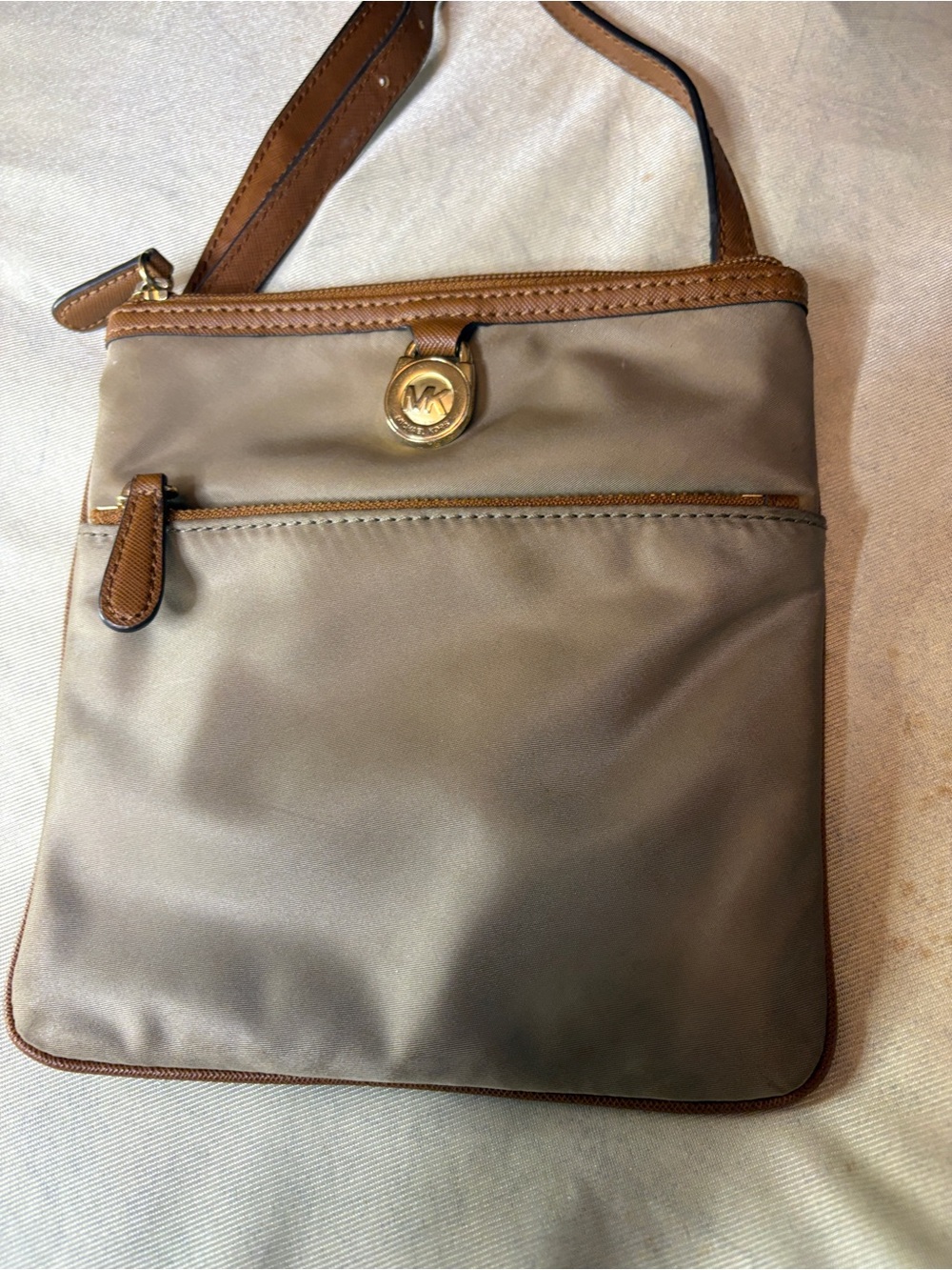 Michael Michael Kors Kempton Crossbody W Lime Inside. Callout - Picture 2 of 11